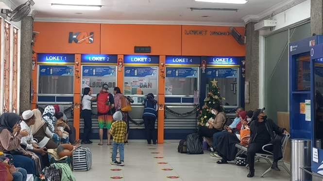 Aktifitas penjualan tiket kereta api di Stasiun Besar Medan.