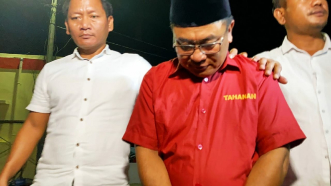 Oknum anggota DPRD Tanjungbalai, Mukmin Mulyadi memakai baju tahanan.