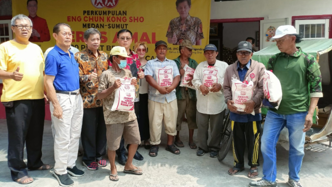 Perkumpulan Eng Chun Kong Sho bagikan 500 karung beras di Medan.