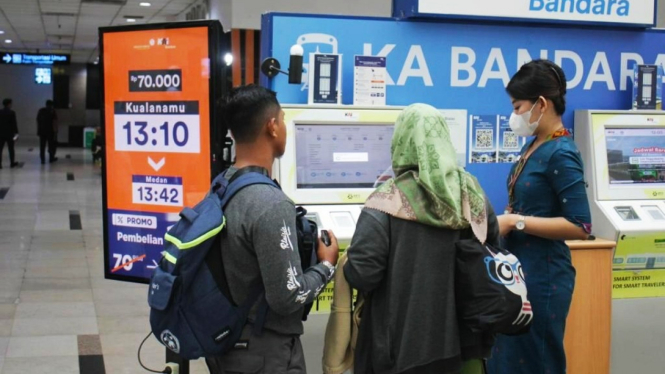 Pelayanan penumpang kereta api bandara di Stasiun Besar Medan.