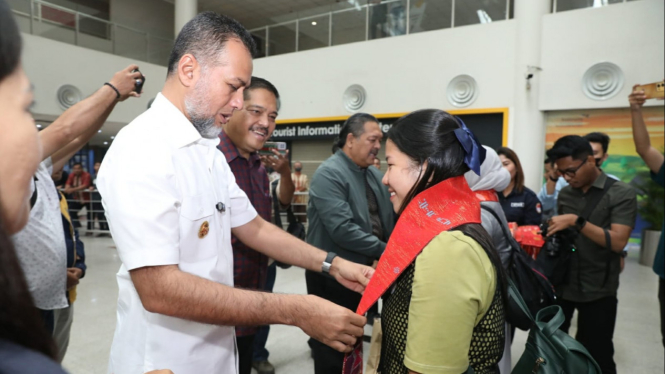 Wagub Sumut Musa Rajekshah sambut kedatangan PMI di Bandara Kualanamu.