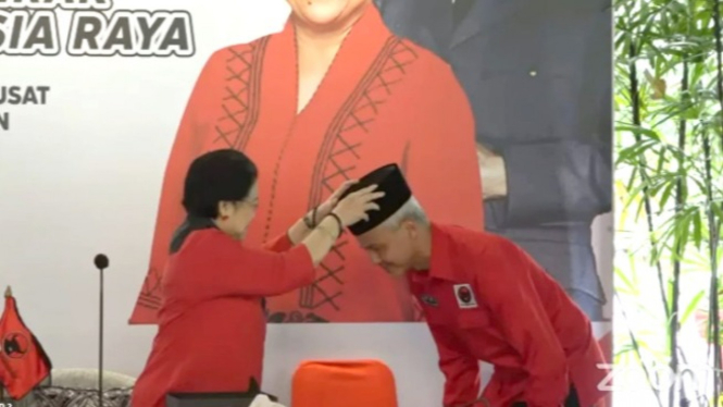 Megawati pakaikan peci kepada Ganjar Pranowo usai diumumkan Capres.