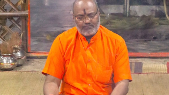 Pendeta Hindu India, Yati Narsinghanad Giri