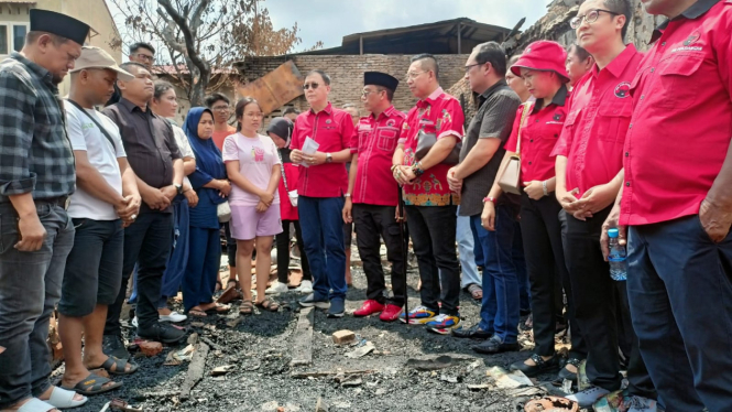 DPC PDIP Medan serahkan bantuan ke korban kebakaran di Jalan Sei Kera.
