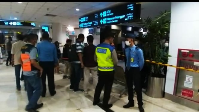 Petugas amankan lokasi temuan mayat wanita di Bandara Kualanamu.