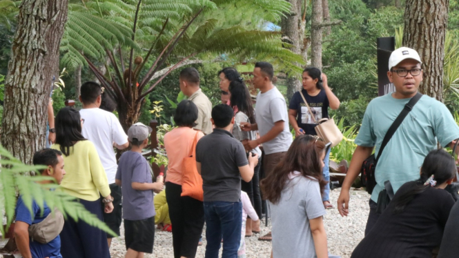 Pengunjung memadati Toba Caldera Resort selama libur Lebaran 2023.