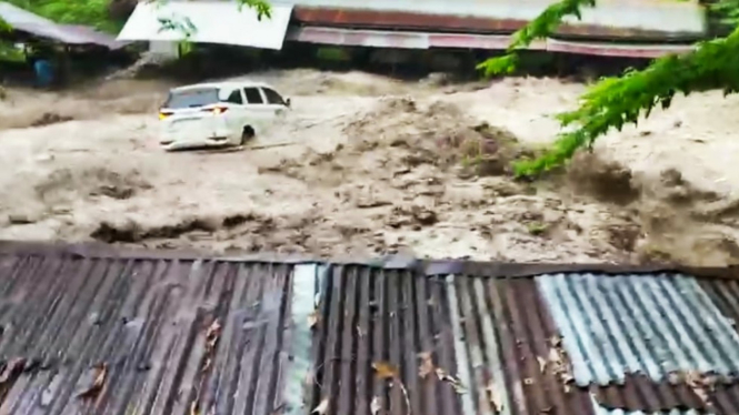 Mobil terseret banjir bandang di objek wisata Sembahe, Deliserdang.