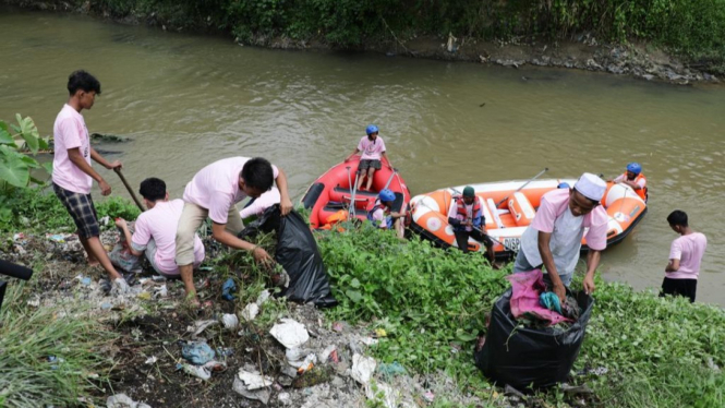 Aksi bersih sungai Srikandi Ganjar bersama mahasiswa.