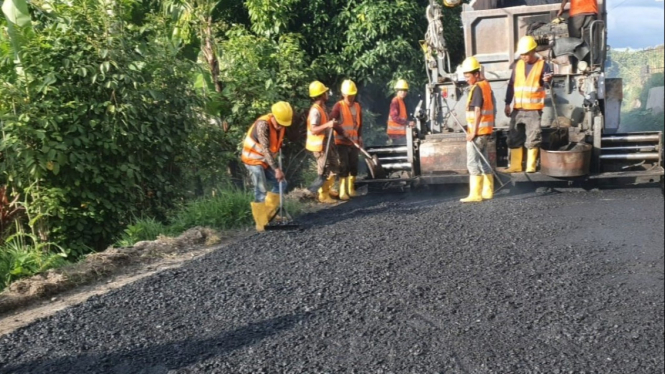 Pengerjaan proyek pengaspalan di Sumut oleh PT Waskita Karya.