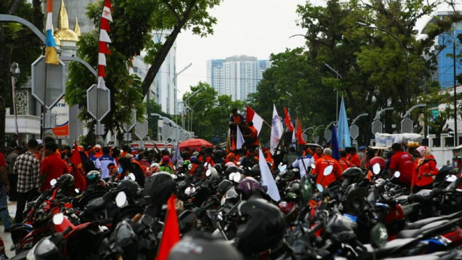 Ratusan buruh gelar aksi didepan Kantor Gubernur Sumut (ilustrasi).