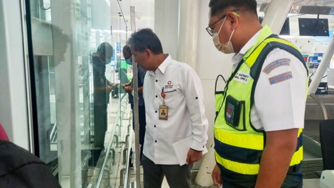 Kepala Ombudsman Sumut Abyadi Siregar melihat lokasi wanita terjatuh dari lift Bandara Kualanamu.