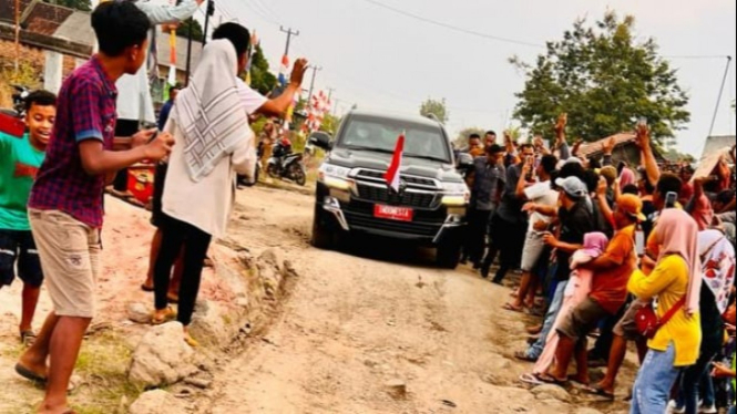 Warga antusias sambut kedatangan Presiden Jokowi ke Lampung.