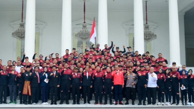 Presiden Joko Widodo bersama kontingen SEA Games Indonesia 2023.