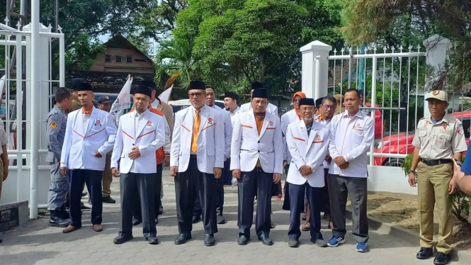 Pengurus DPW PKS menyerahkan berkas pendaftaran Bacaleg ke KPU Sumut.