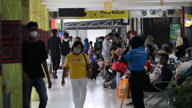 Aktifitas penumpang kereta api di Stasiun Besar Medan.