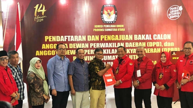 Pengurus DPD PDIP Sumut saat daftarkan Bacaleg ke KPU Sumut.