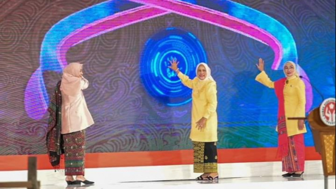 Ibu Negara, Iriana Joko Widodo menekan touchscreen sebagai tanda pembukaan pelatihan wirausaha.