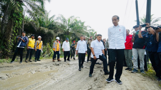 Presiden Joko Widodo meninjau langsung jalan rusak parah di Labura, Sumut.