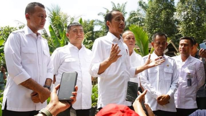 Presiden Jokowi tinjau jalan rusak di Labura.