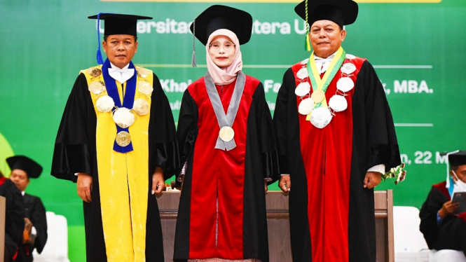 Pengukuhan Prof Dr Khaira Amalia Fachrudin (tengah) sebagai Guru Besar Tetap USU.