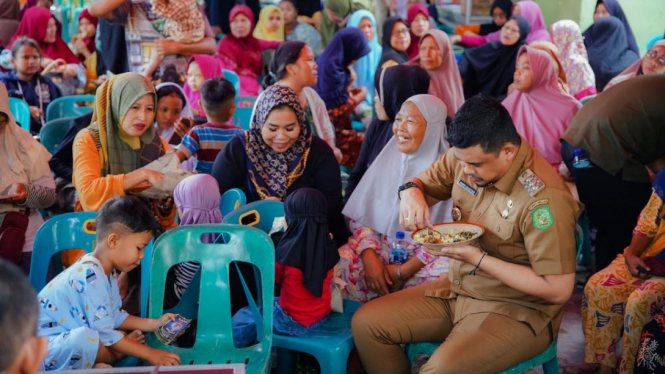 Wali Kota Medan Bobby Nasution makan bersama warga di Kecamatan Medan Labuhan.