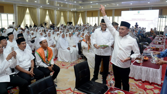 Gubernur Sumut, Edy Rahmayadi menepungtawari calon jamaah haji.