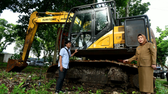 Kadis LHK dan Kehutanan Sumut, Yuliani Siregar tunjukkan excavator yang diamankan.