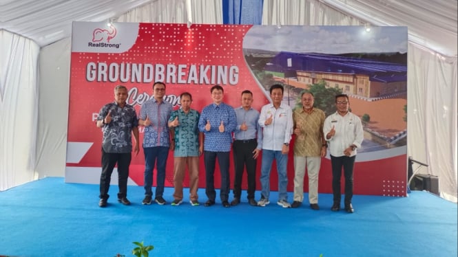 Direktur PT All Cosmos Group Indonesia, Dato Tony Peng (kemeja biru tengah) saat groundbreaking di KEK Sei Mangkei.