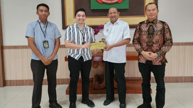 Plt Bupati Langkat, Syah Afandin menerima surat penutupan kegiatan bantuan hukum dari Kasi Datun Yogi Fransis Taufik selaku Jaksa Pengacara Negara Kejari Langkat.