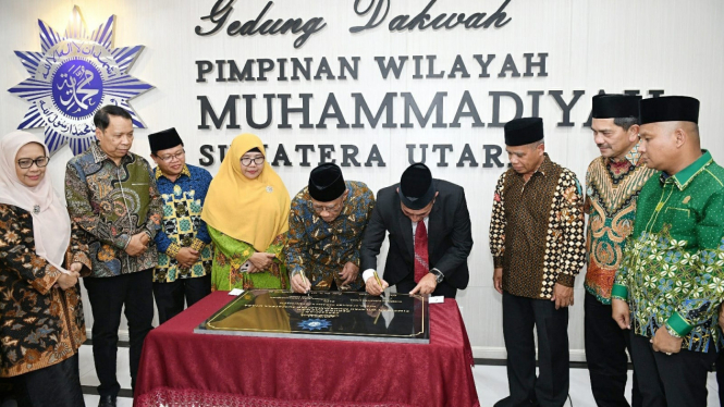 Ketum PP Muhammadiyah Haedar Nashir bersama Gubernur Sumut Edy Rahmayadi resmikan Gedung Dakwah Muhammadiyah Sumut.