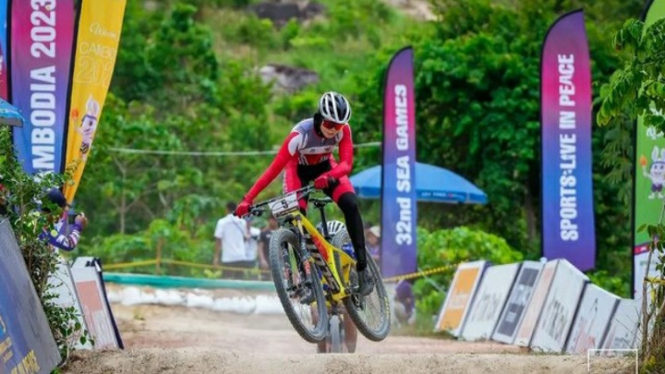 Dara Latifah, atlet balap sepeda Sumut raih emas di SEA Games 2023 Kamboja.