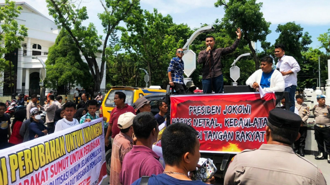 Aksi unjuk rasa tolak Pemilu 2024 proporsional tertutup di Medan.