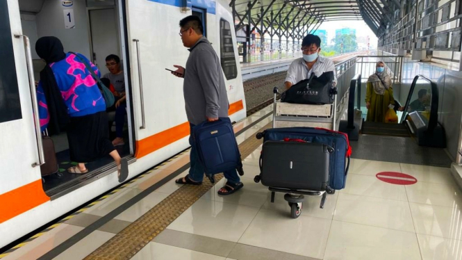 Aktifitas penumpang di Stasiun Kereta Api Medan.