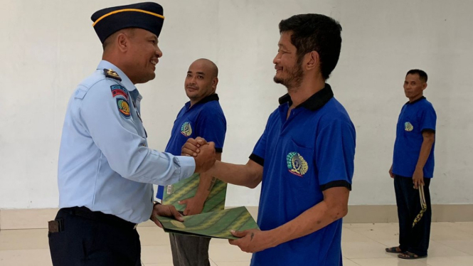 Kasi Binadik Lapas Binjai, Dat Menda memberikan remisi khusus kepada warga binaan yang berhak menerima.