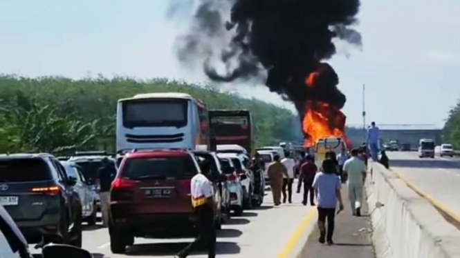 Mobil pickup terbakar di Tol Medan-Tebingtinggi sebabkan kemacetan.