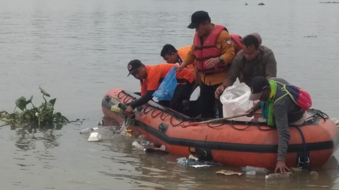 Wali Kota Tanjungbalai, H Waris Tholib pimpin aksi bersih sampah Sungai Asahan.