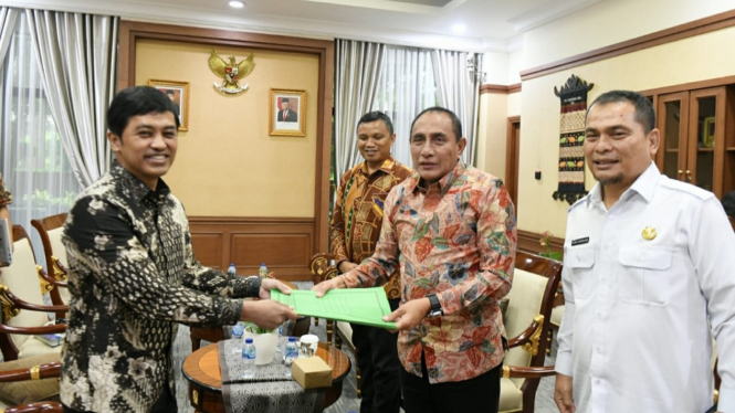 Gubernur Sumut, Edy Rahmayadi menyerahkan pengajuan pembangunan RS Khusus Paru di Sumut kepada Wamenkes, Dante Saksono Harbuwono.