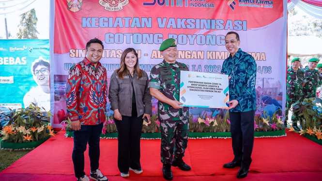 KSAD Jenderal TNI Dudung Abdurahman menerima vaksin Covid-19 BMHP beserta Logistik dan Operasional yang diserahkan Direktur Utama PT Kimia Farma Tbk, David Utama.