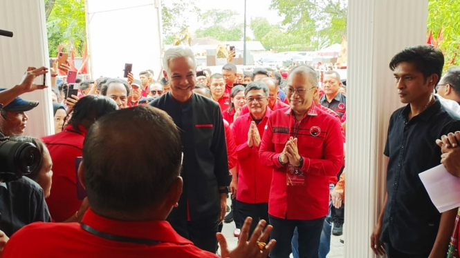 Capres PDIP Perjuangan, Ganjar Pranowo resmikan Posko Pemenangan di Medan.