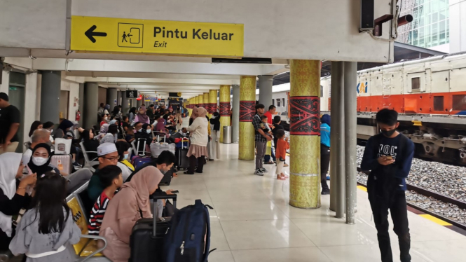 Aktivitas penumpang di Stasiun KA Medan.