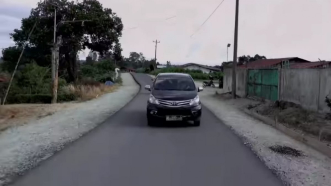Mobil melintas di ruas jalan Sigalingging-Huta Jungak, Dairi yang baru selesai proyek MYC Rp2,7 triliun.