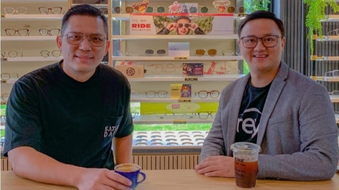 CEO & Co-Founder Rey Evan Wijaya Tanotogono berbincang dengan salah satu customer service Optik SATURDAYS.