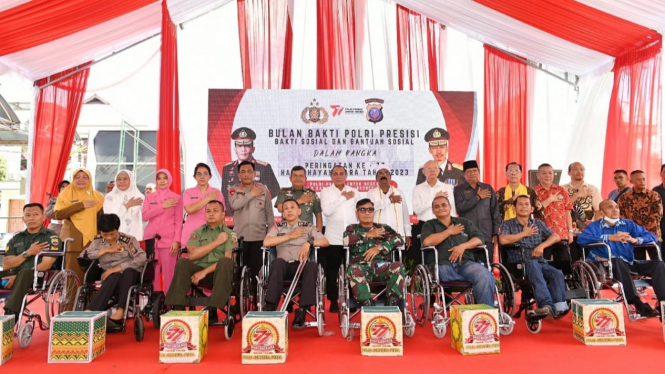 Gubernur Sumut, Edy Rahmayadi dan Kapolda Sumut, Irjen Pol R.Z. Panca Putra Simanjuntak menghadiri acara Bakti Sosial dalam rangka Hari Bhayangkara Ke-77 di depan Aula Tri Brata, Polda Sumut.