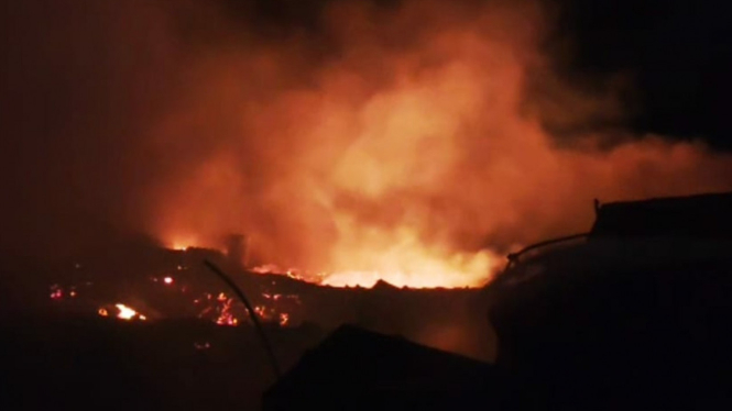 Kebakaran yang menghanguskan kapal nelayan di Belawan.