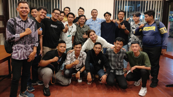 Freddy Sabar Siahaan bersama mahasiswa.