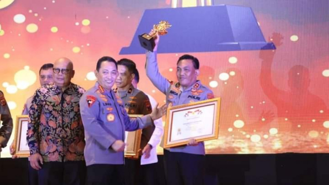 Kapolri Jenderal Listyo Sigit Prabowo menyerahkan penghargaan Kompolnas Award 2023 sebagai  Polda Terbaik kepada Sumut Irjen Pol RZ Panca Putra Simanjuntak.