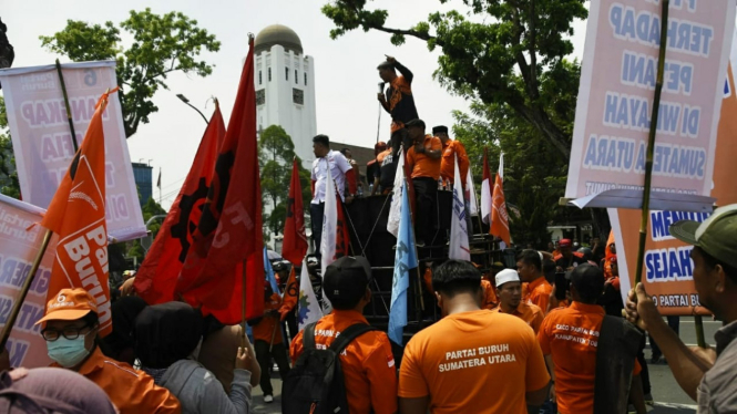 Partai Buruh unjuk rasa di Kantor Gubernur Sumut tuntut tolak UU Cipta Kerja.
