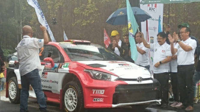 Ceremonial start pereli Ryan Nirwan pada Danau Toba Rally 2023.