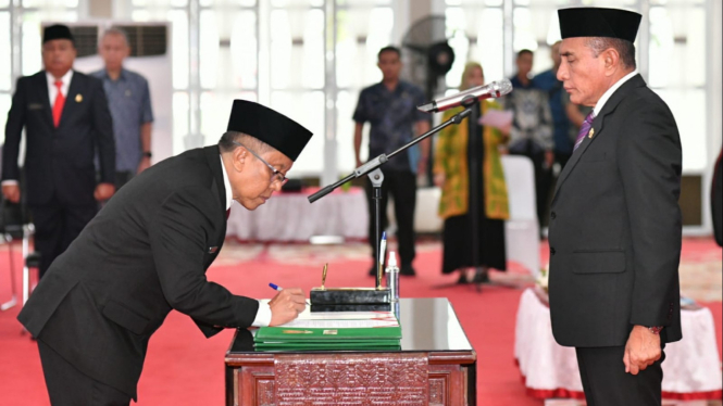 Gubernur Sumut, Edy Rahmayadi saat melantik Marlindo Harahap sebagai Kadis PUPR Sumut.