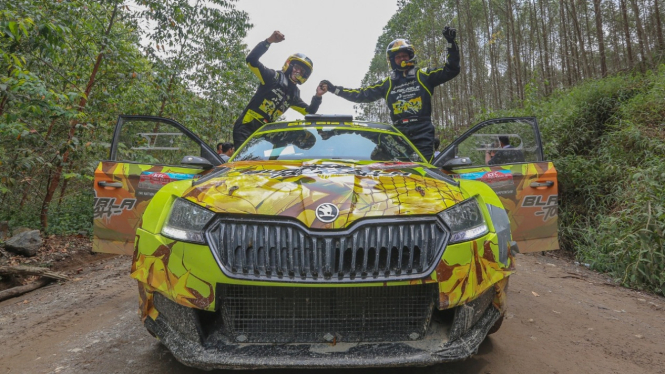 Ijeck dan navigator Hervian Soejono usai menyelesaikan lomba Danau Toba Rally 2023.